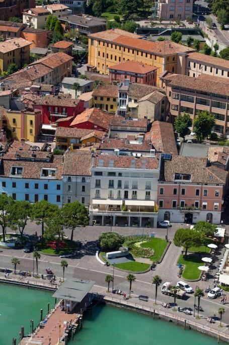 Attico In Piazza Matteotti Appartement Desenzano del Garda Buitenkant foto