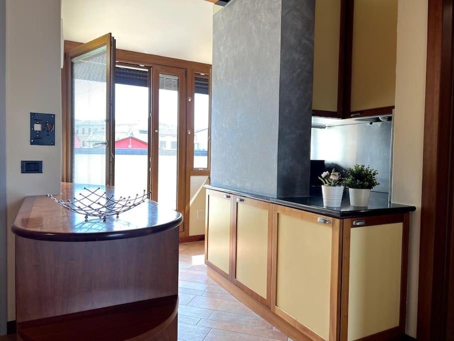 Attico In Piazza Matteotti Appartement Desenzano del Garda Buitenkant foto