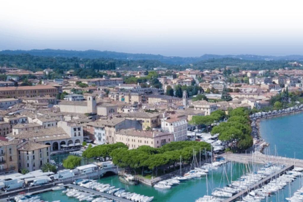 Attico In Piazza Matteotti Appartement Desenzano del Garda Buitenkant foto
