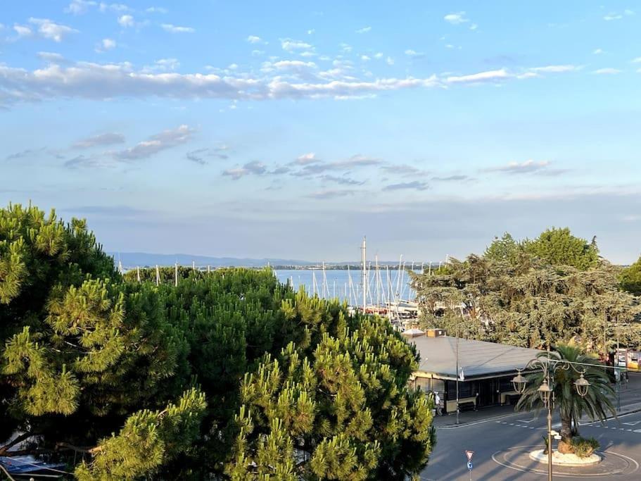 Attico In Piazza Matteotti Appartement Desenzano del Garda Buitenkant foto