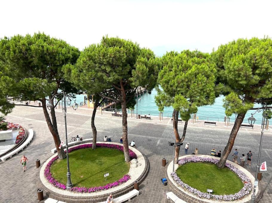 Attico In Piazza Matteotti Appartement Desenzano del Garda Buitenkant foto
