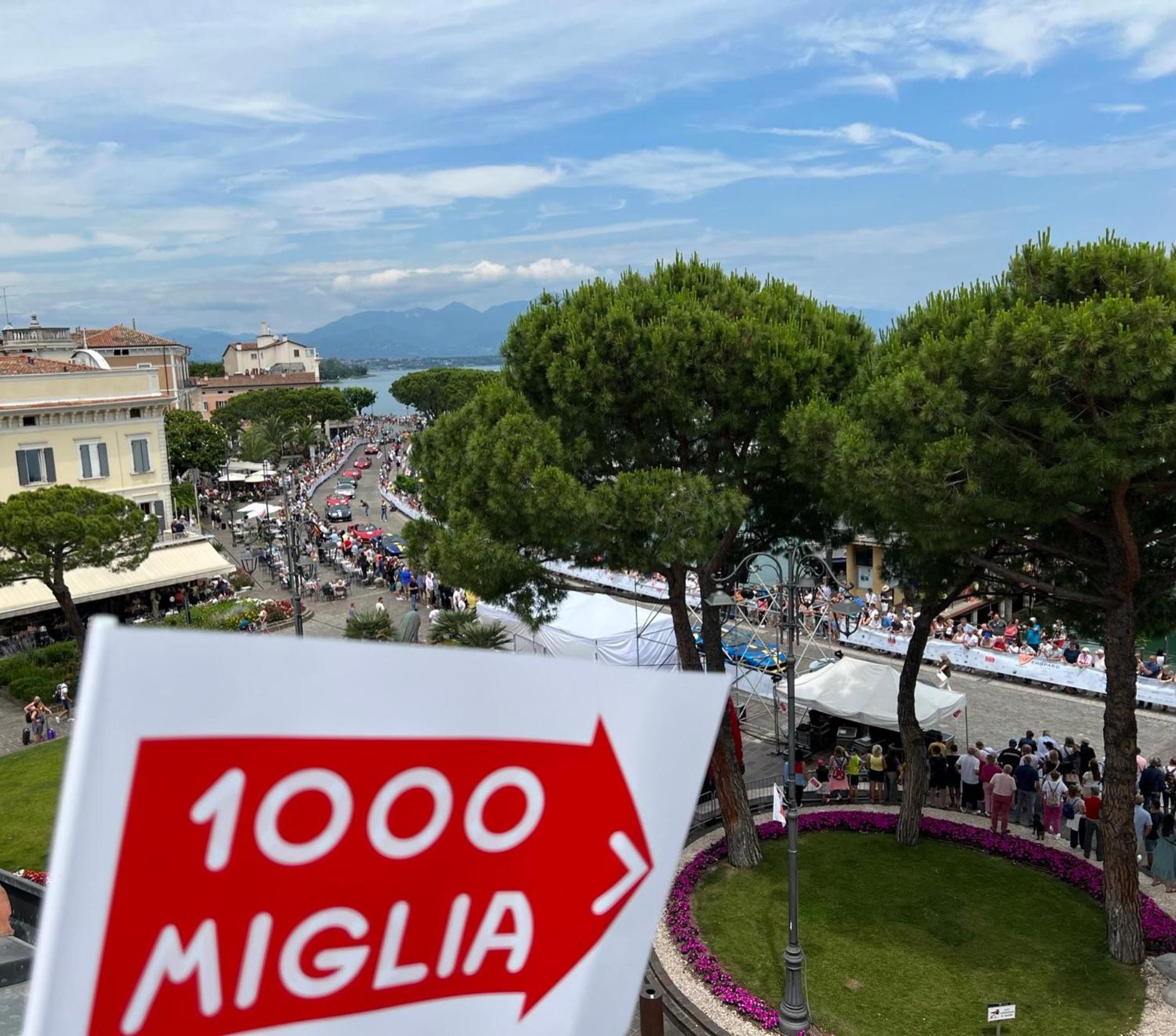 Attico In Piazza Matteotti Appartement Desenzano del Garda Buitenkant foto